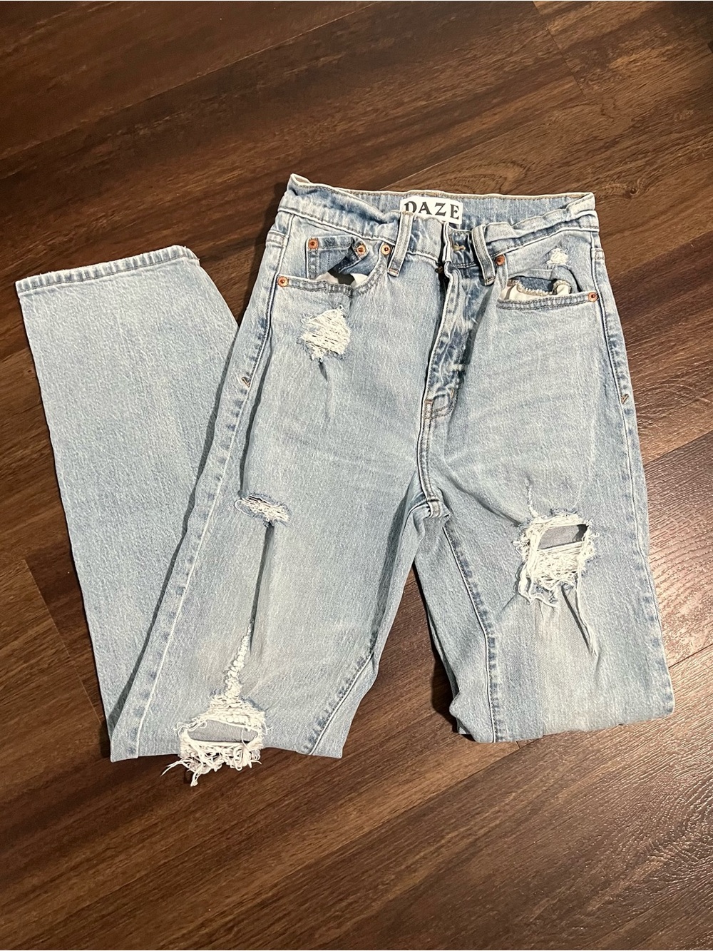 Daze Women’s Light Blue Distressed High-Rise Jeans